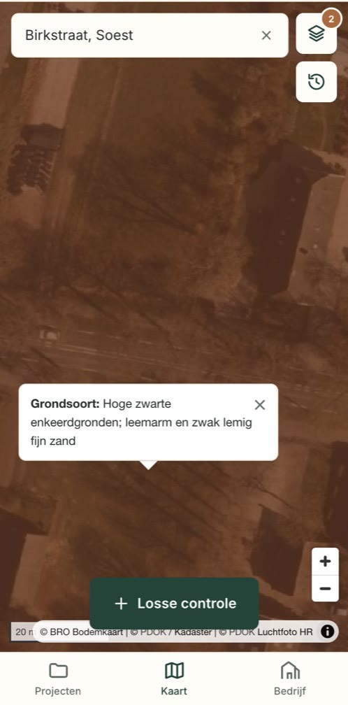 Het kaartscherm van de app bij een opgezochte straat in Soest, met de PDOK-laag bodem