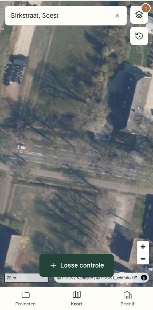 Het kaartscherm van de app bij een opgezochte straat in Soest, met de PDOK-laag luchtfoto